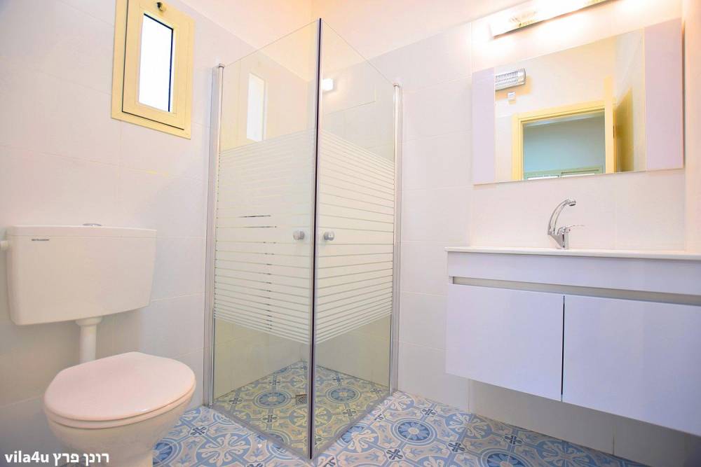 97680 הסוויטות והמתחם המשותף, אחוזה בבוסתן, וילה  בעין אל אסד וילות - Vila 4 U