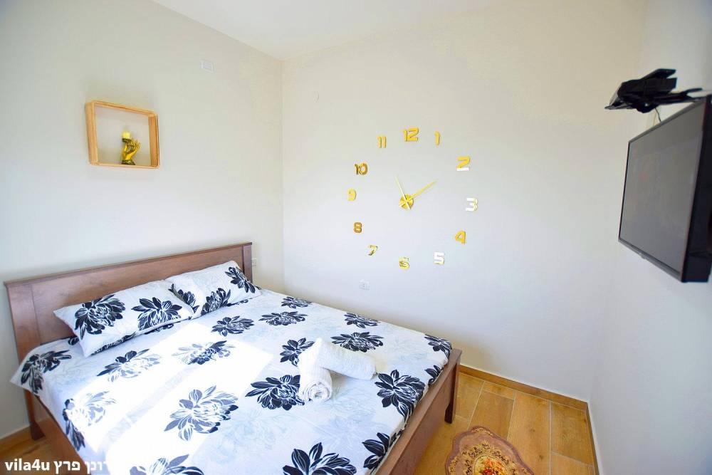 97681 הסוויטות והמתחם המשותף, אחוזה בבוסתן, וילה  בעין אל אסד וילות - Vila 4 U