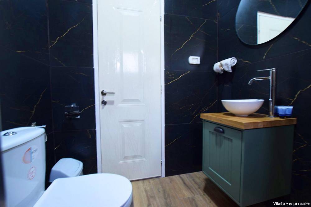 97691 הסוויטות והמתחם המשותף, אחוזה בבוסתן, וילה  בעין אל אסד וילות - Vila 4 U