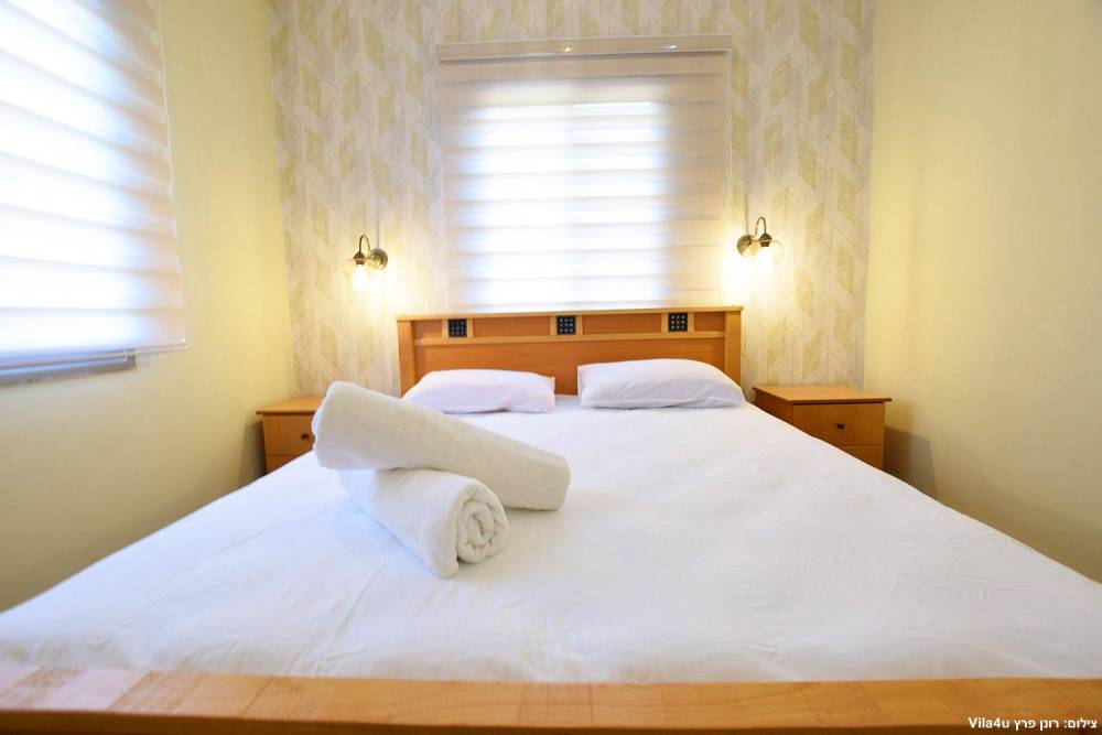 97695 הסוויטות והמתחם המשותף, אחוזה בבוסתן, וילה  בעין אל אסד וילות - Vila 4 U