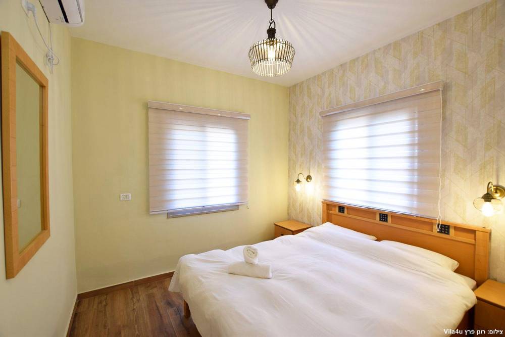 97703 הסוויטות והמתחם המשותף, אחוזה בבוסתן, וילה  בעין אל אסד וילות - Vila 4 U