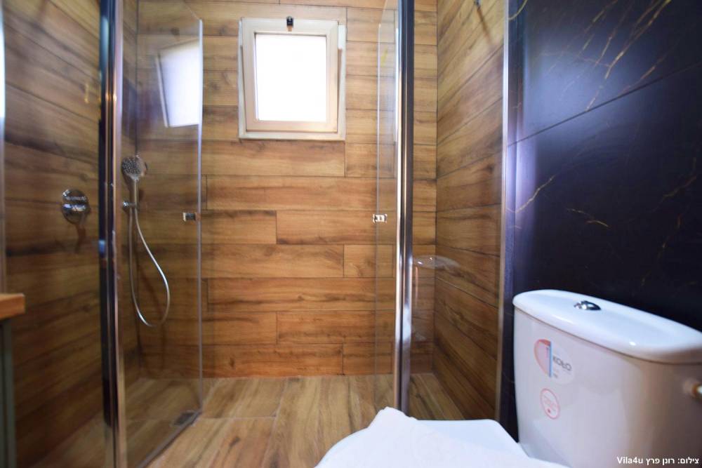 97704 הסוויטות והמתחם המשותף, אחוזה בבוסתן, וילה  בעין אל אסד וילות - Vila 4 U