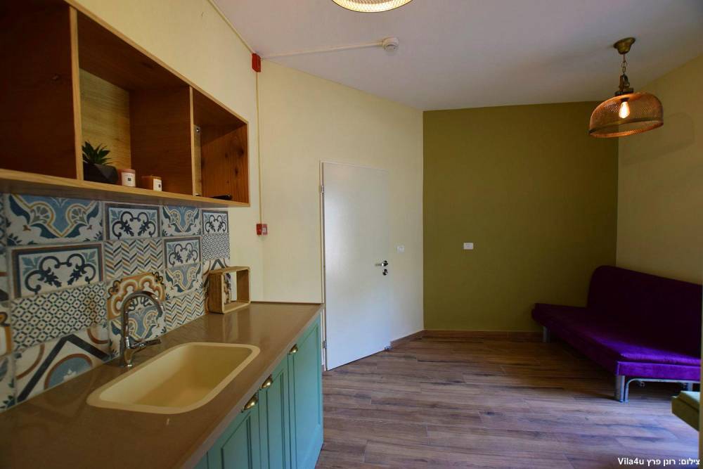 97706 הסוויטות והמתחם המשותף, אחוזה בבוסתן, וילה  בעין אל אסד וילות - Vila 4 U