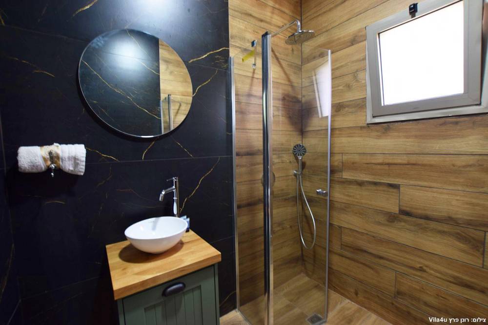 97707 הסוויטות והמתחם המשותף, אחוזה בבוסתן, וילה  בעין אל אסד וילות - Vila 4 U