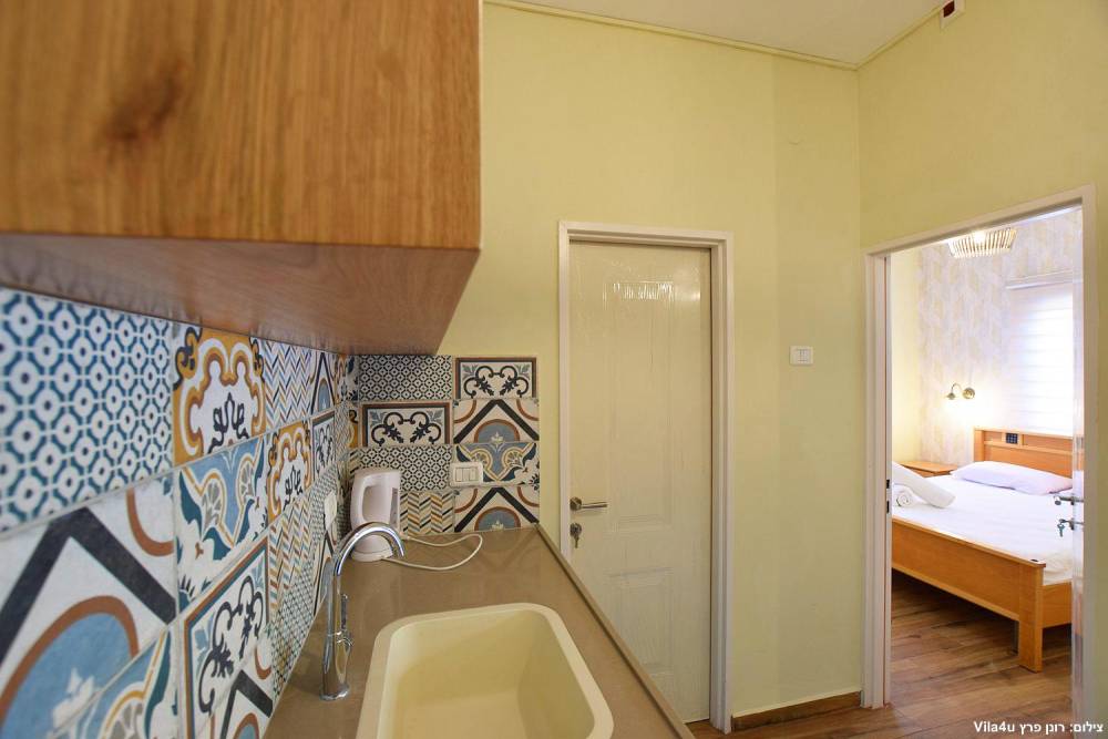 97708 הסוויטות והמתחם המשותף, אחוזה בבוסתן, וילה  בעין אל אסד וילות - Vila 4 U