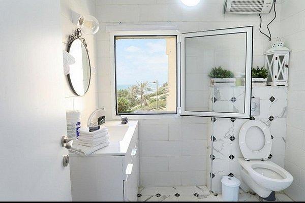 97825 סויטת טרסת העץ המלכותית עם גקוזי וברביקיו מול גלי הים, רויאל חוף צאנז וגקוזי איטלקי מול גלי הים, וילה  בנתניה וילות - Vila 4 U