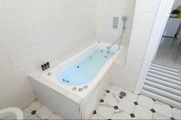 97826 סויטת טרסת העץ המלכותית עם גקוזי וברביקיו מול גלי הים, רויאל חוף צאנז וגקוזי איטלקי מול גלי הים, וילה  בנתניה וילות - Vila 4 U