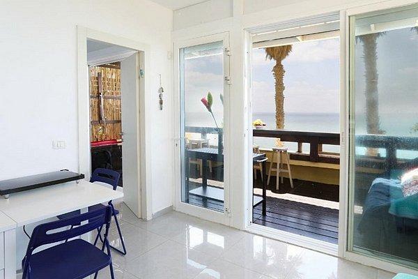 97827 סויטת טרסת העץ המלכותית עם גקוזי וברביקיו מול גלי הים, רויאל חוף צאנז וגקוזי איטלקי מול גלי הים, וילה  בנתניה וילות - Vila 4 U