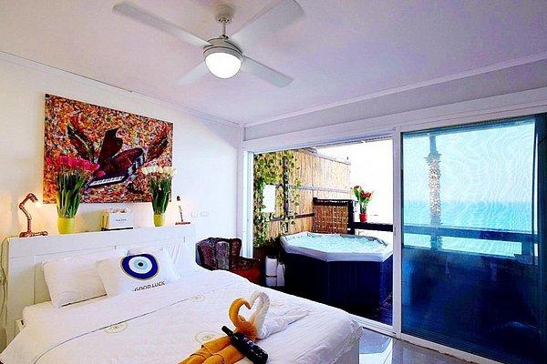 97831 סויטת טרסת העץ המלכותית עם גקוזי וברביקיו מול גלי הים, רויאל חוף צאנז וגקוזי איטלקי מול גלי הים, וילה  בנתניה וילות - Vila 4 U