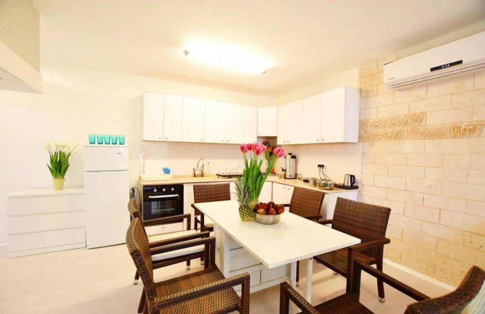 97844 סוויטת כוכב הים עם מרפסת גן 110 מטר וגקוזי איטלקי מול גלי הים, רויאל חוף צאנז וגקוזי איטלקי מול גלי הים, וילה  בנתניה וילות - Vila 4 U