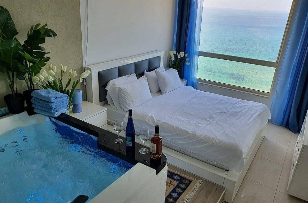 97848 סוויטת כוכב הים עם מרפסת גן 110 מטר וגקוזי איטלקי מול גלי הים, רויאל חוף צאנז וגקוזי איטלקי מול גלי הים, וילה  בנתניה וילות - Vila 4 U