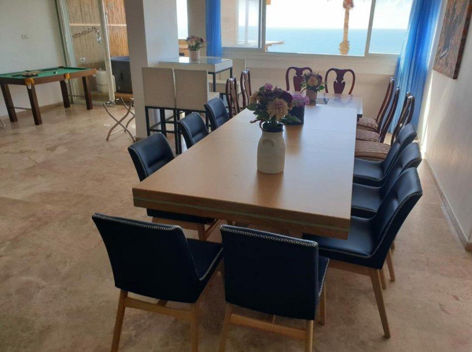 97852 סוויטת הדר לים משפחתית עם מרפסת עץ  ברביקיו וגקוזי איטלקי מול השקיעה, רויאל חוף צאנז וגקוזי איטלקי מול גלי הים, וילה  בנתניה וילות - Vila 4 U