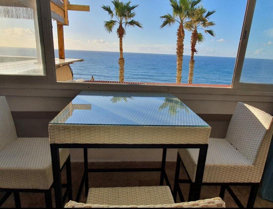 97857 סוויטת הדר לים משפחתית עם מרפסת עץ  ברביקיו וגקוזי איטלקי מול השקיעה, רויאל חוף צאנז וגקוזי איטלקי מול גלי הים, וילה  בנתניה וילות - Vila 4 U