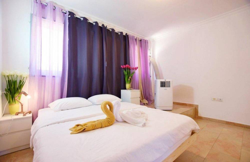 97860 סוויטת הדר לים משפחתית עם מרפסת עץ  ברביקיו וגקוזי איטלקי מול השקיעה, רויאל חוף צאנז וגקוזי איטלקי מול גלי הים, וילה  בנתניה וילות - Vila 4 U