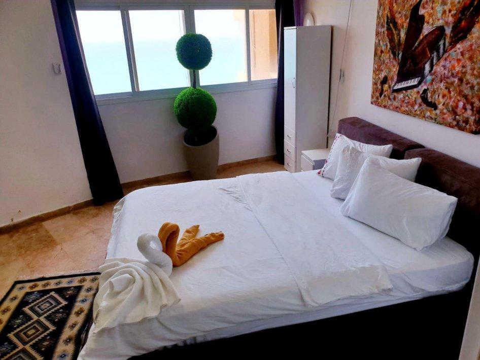 97861 סוויטת הדר לים משפחתית עם מרפסת עץ  ברביקיו וגקוזי איטלקי מול השקיעה, רויאל חוף צאנז וגקוזי איטלקי מול גלי הים, וילה  בנתניה וילות - Vila 4 U