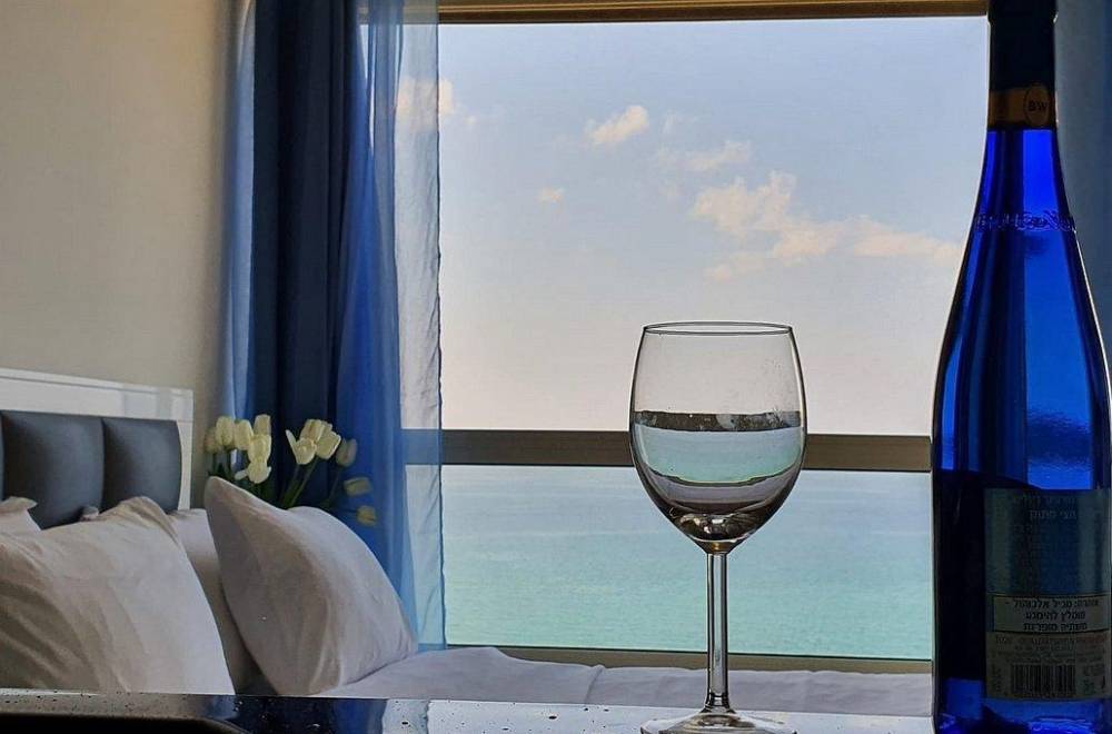 97864 סוויטת הדר לים משפחתית עם מרפסת עץ  ברביקיו וגקוזי איטלקי מול השקיעה, רויאל חוף צאנז וגקוזי איטלקי מול גלי הים, וילה  בנתניה וילות - Vila 4 U