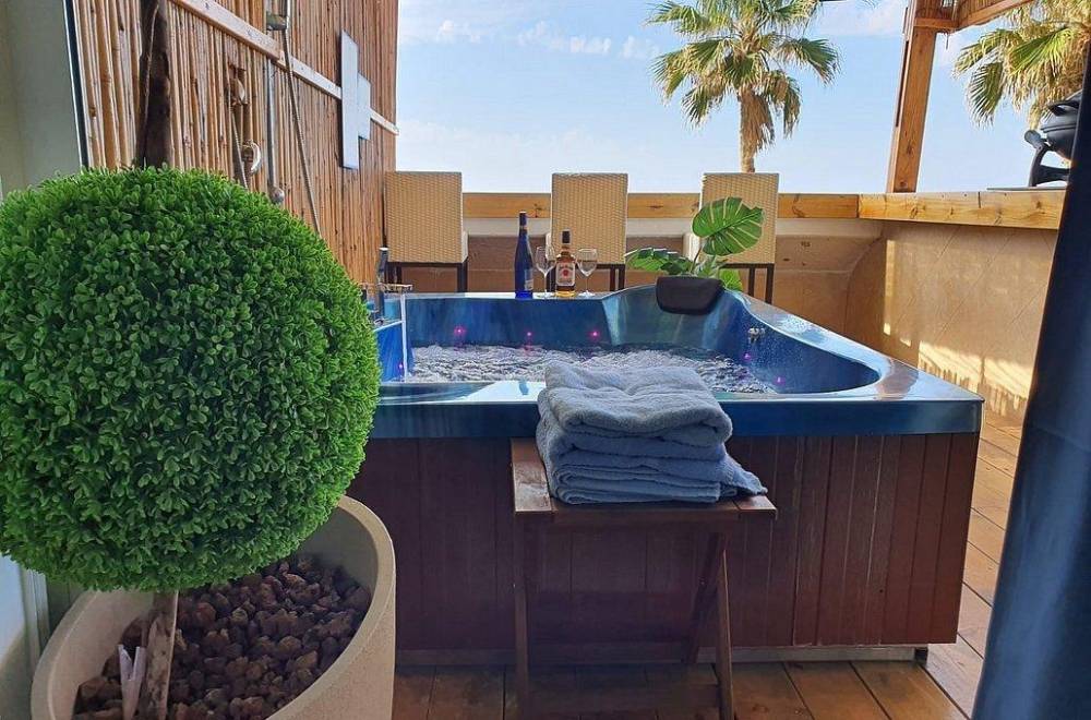 97871 סוויטת הדר לים משפחתית עם מרפסת עץ  ברביקיו וגקוזי איטלקי מול השקיעה, רויאל חוף צאנז וגקוזי איטלקי מול גלי הים, וילה  בנתניה וילות - Vila 4 U