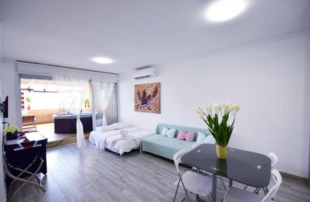 97877 סוויטת  כוכב הים עם מרפסת גן 70 מטר ברביקיו וגקוזי איטלקי מול גלי הים, רויאל חוף צאנז וגקוזי איטלקי מול גלי הים, וילה  בנתניה וילות - Vila 4 U