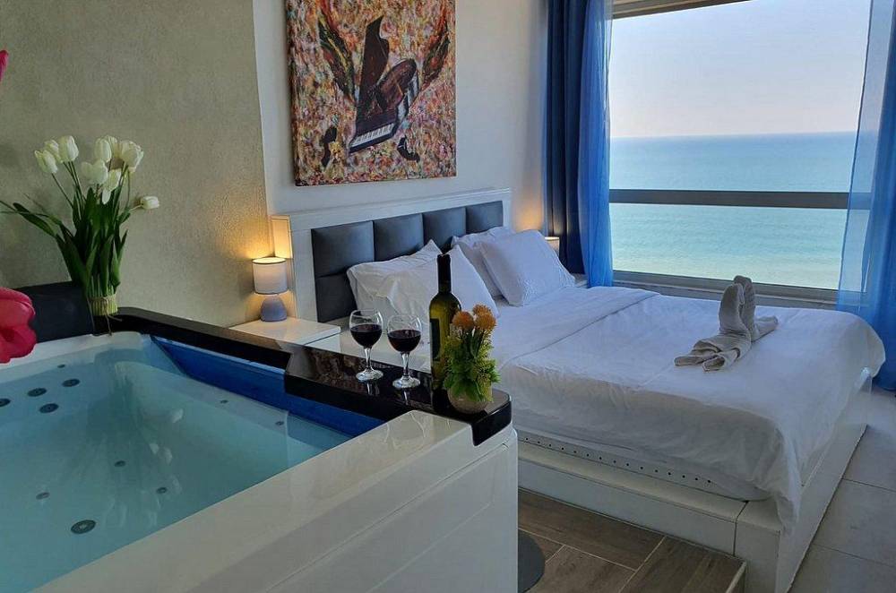 99966 סוויטת רויאל מלכותית עם גקוזי איטלקי בחדר השינה מול גלי הים, רויאל חוף צאנז וגקוזי איטלקי מול גלי הים, וילה  בנתניה וילות - Vila 4 U