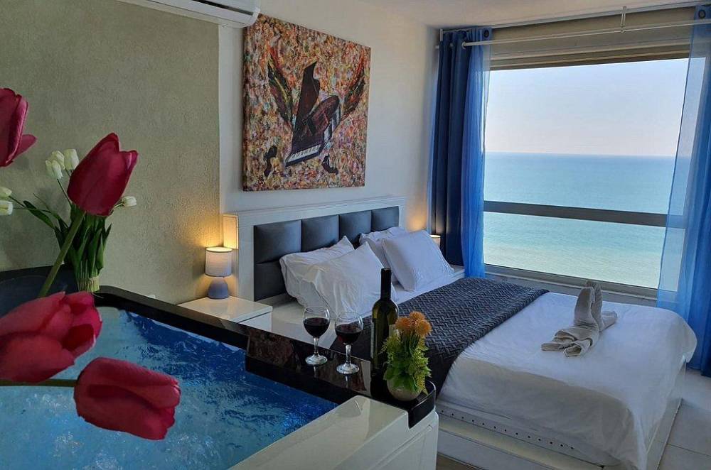 99974 סוויטת רויאל מלכותית עם גקוזי איטלקי בחדר השינה מול גלי הים, רויאל חוף צאנז וגקוזי איטלקי מול גלי הים, וילה  בנתניה וילות - Vila 4 U