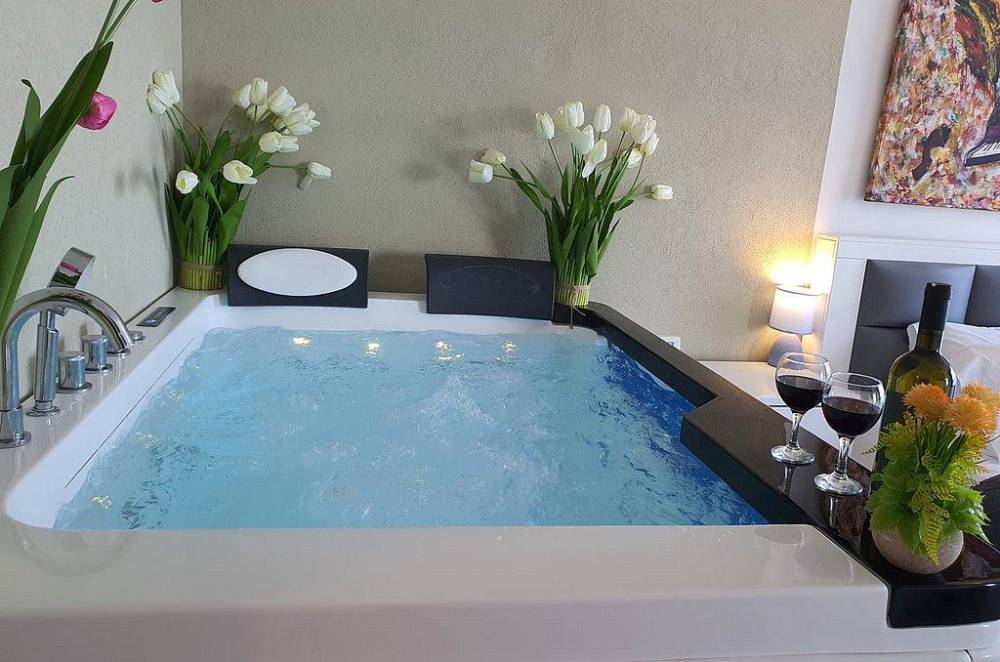 99975 סוויטת רויאל מלכותית עם גקוזי איטלקי בחדר השינה מול גלי הים, רויאל חוף צאנז וגקוזי איטלקי מול גלי הים, וילה  בנתניה וילות - Vila 4 U