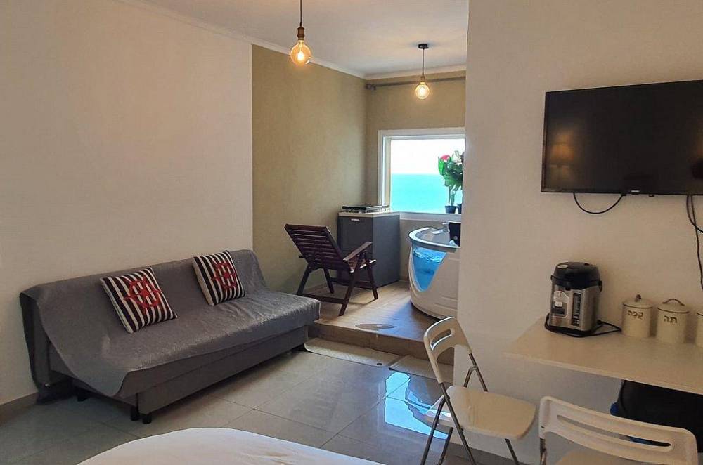 99980 לב הים סוויטה לזוגות וגקוזי איטלקי בצורת לב מול גלי הים, רויאל חוף צאנז וגקוזי איטלקי מול גלי הים, וילה  בנתניה וילות - Vila 4 U