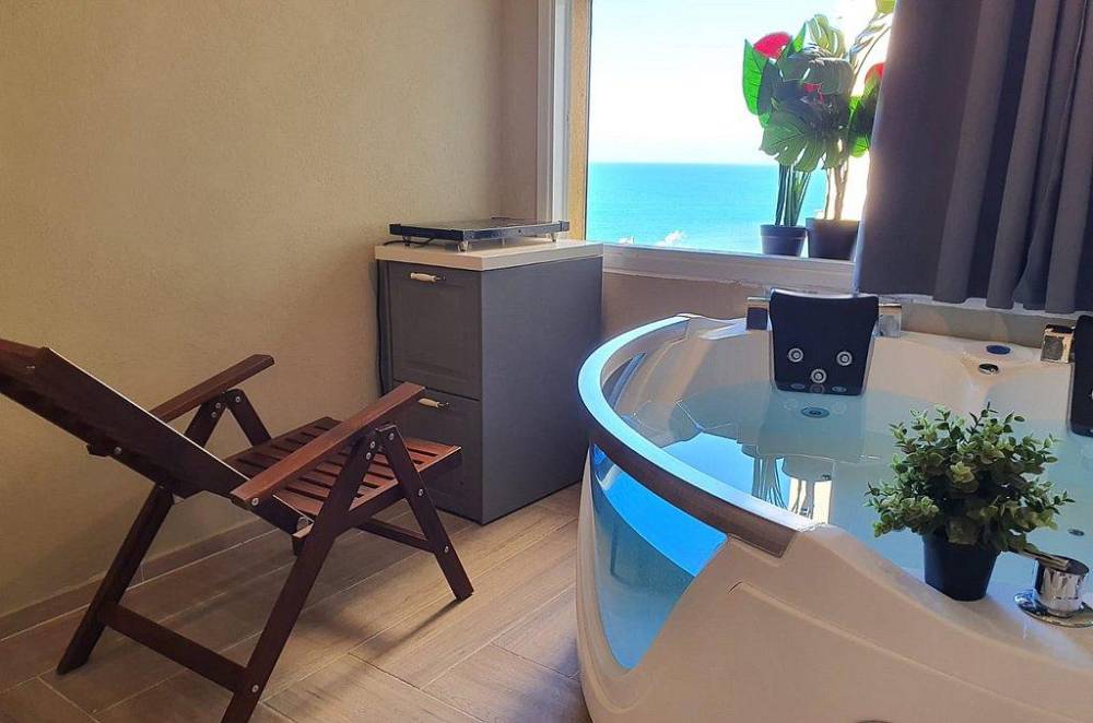 99981 לב הים סוויטה לזוגות וגקוזי איטלקי בצורת לב מול גלי הים, רויאל חוף צאנז וגקוזי איטלקי מול גלי הים, וילה  בנתניה וילות - Vila 4 U