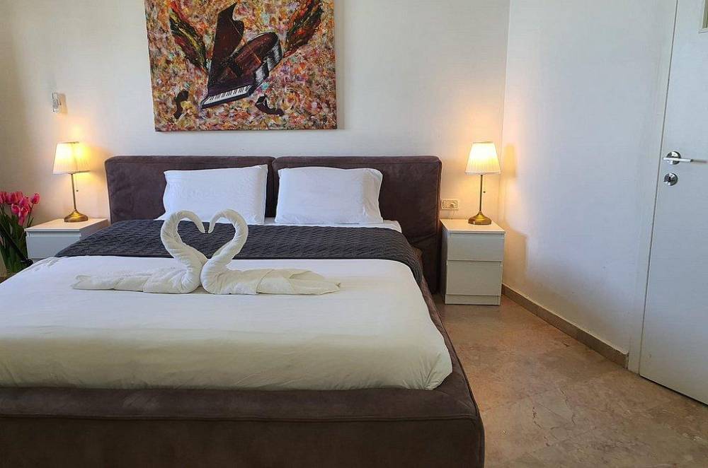 99982 לב הים סוויטה לזוגות וגקוזי איטלקי בצורת לב מול גלי הים, רויאל חוף צאנז וגקוזי איטלקי מול גלי הים, וילה  בנתניה וילות - Vila 4 U