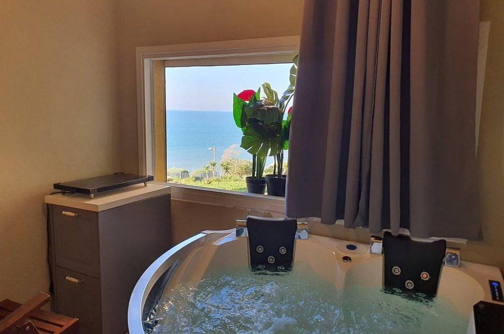 99985 לב הים סוויטה לזוגות וגקוזי איטלקי בצורת לב מול גלי הים, רויאל חוף צאנז וגקוזי איטלקי מול גלי הים, וילה  בנתניה וילות - Vila 4 U