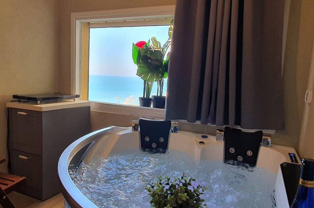 99986 לב הים סוויטה לזוגות וגקוזי איטלקי בצורת לב מול גלי הים, רויאל חוף צאנז וגקוזי איטלקי מול גלי הים, וילה  בנתניה וילות - Vila 4 U