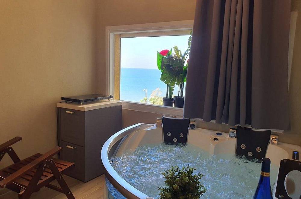 99987 לב הים סוויטה לזוגות וגקוזי איטלקי בצורת לב מול גלי הים, רויאל חוף צאנז וגקוזי איטלקי מול גלי הים, וילה  בנתניה וילות - Vila 4 U