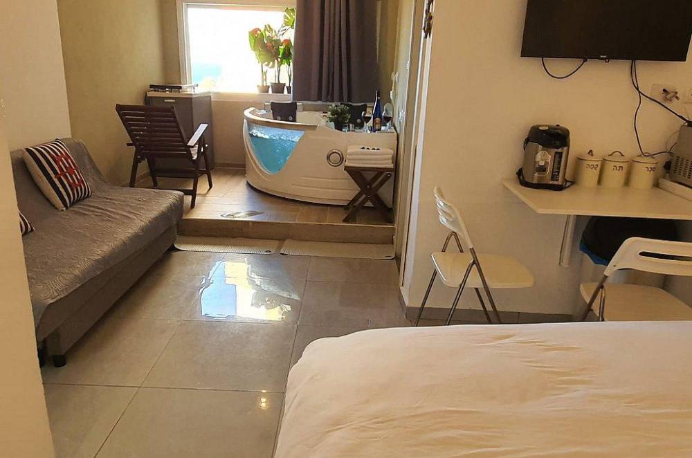 99988 לב הים סוויטה לזוגות וגקוזי איטלקי בצורת לב מול גלי הים, רויאל חוף צאנז וגקוזי איטלקי מול גלי הים, וילה  בנתניה וילות - Vila 4 U