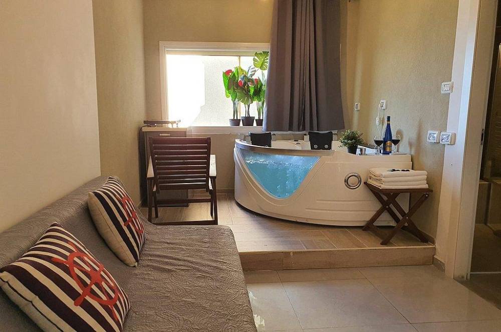 99989 לב הים סוויטה לזוגות וגקוזי איטלקי בצורת לב מול גלי הים, רויאל חוף צאנז וגקוזי איטלקי מול גלי הים, וילה  בנתניה וילות - Vila 4 U