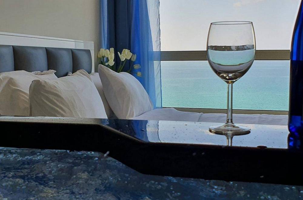 99993 לב הים סוויטה לזוגות וגקוזי איטלקי בצורת לב מול גלי הים, רויאל חוף צאנז וגקוזי איטלקי מול גלי הים, וילה  בנתניה וילות - Vila 4 U