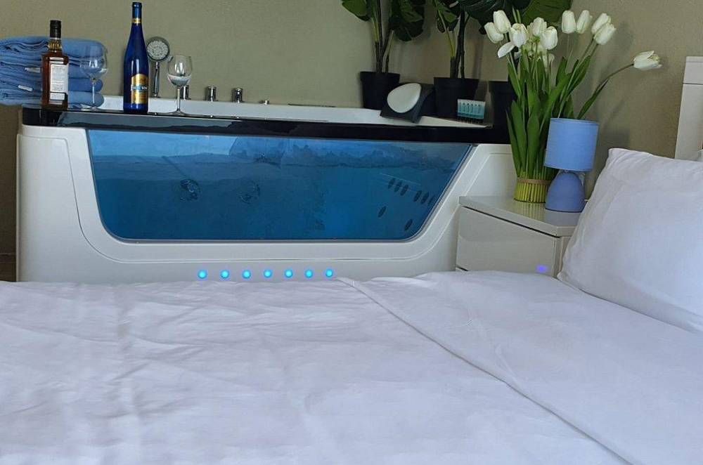 99997 סוויטת רויאל מלכותית עם גקוזי איטלקי בחדר השינה מול גלי הים, רויאל חוף צאנז וגקוזי איטלקי מול גלי הים, וילה  בנתניה וילות - Vila 4 U