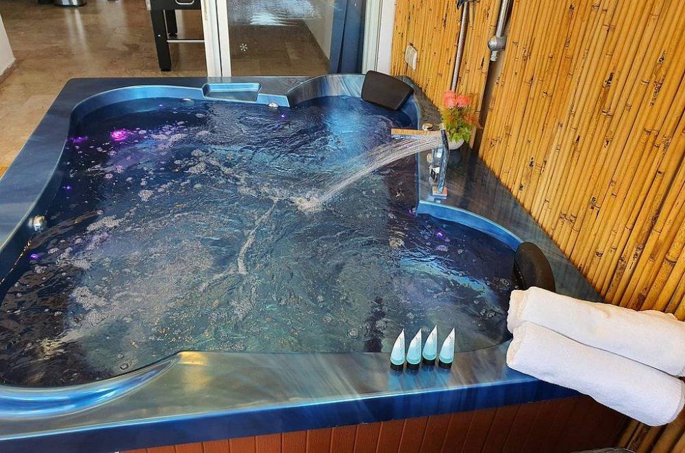 100018 מבחר גקוזים פרטיים וברכות זרמים מרהיבות ופרטיות, רויאל חוף צאנז וגקוזי איטלקי מול גלי הים, וילה  בנתניה וילות - Vila 4 U