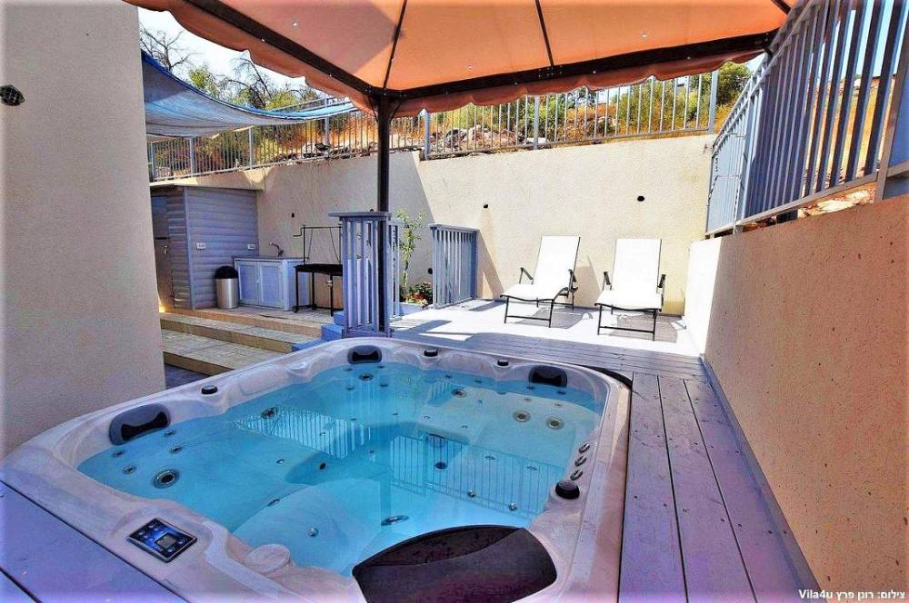 100434 חצר הוילה, אחוזת אגם כנרת, וילה  במגדל וילות - Vila 4 U