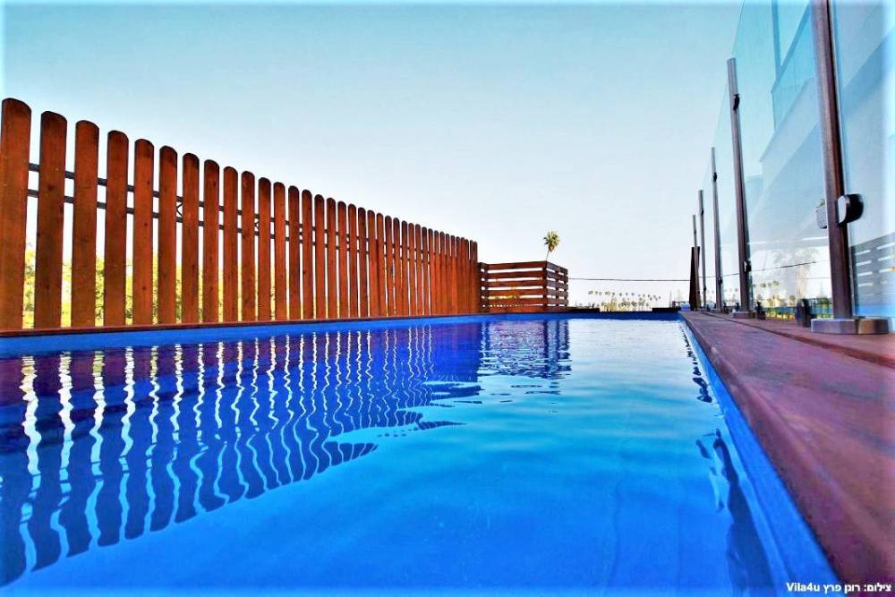 100435 חצר הוילה, אחוזת אגם כנרת, וילה  במגדל וילות - Vila 4 U