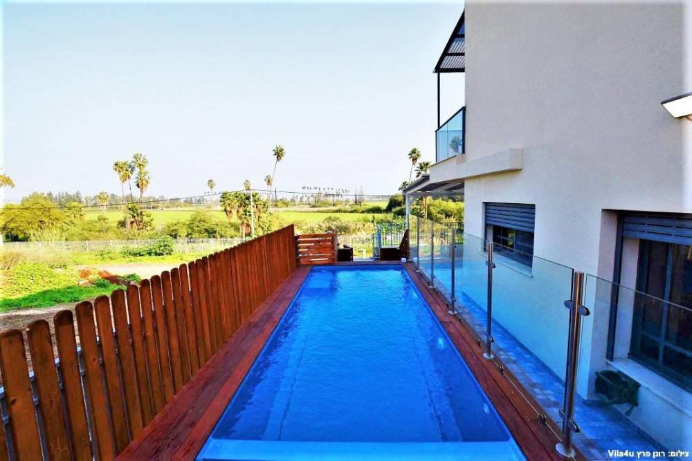 100436 חצר הוילה, אחוזת אגם כנרת, וילה  במגדל וילות - Vila 4 U
