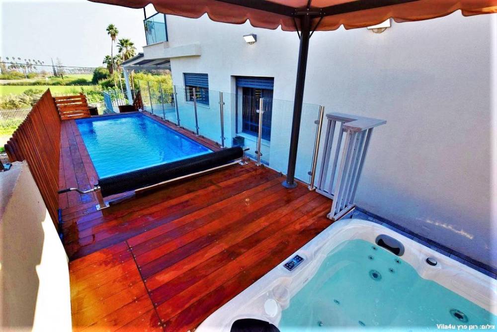 100441 חצר הוילה, אחוזת אגם כנרת, וילה  במגדל וילות - Vila 4 U