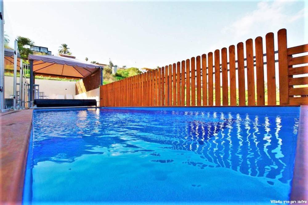 100442 חצר הוילה, אחוזת אגם כנרת, וילה  במגדל וילות - Vila 4 U