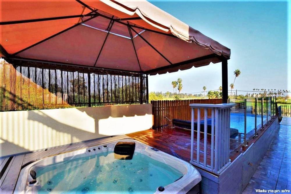 100445 חצר הוילה, אחוזת אגם כנרת, וילה  במגדל וילות - Vila 4 U