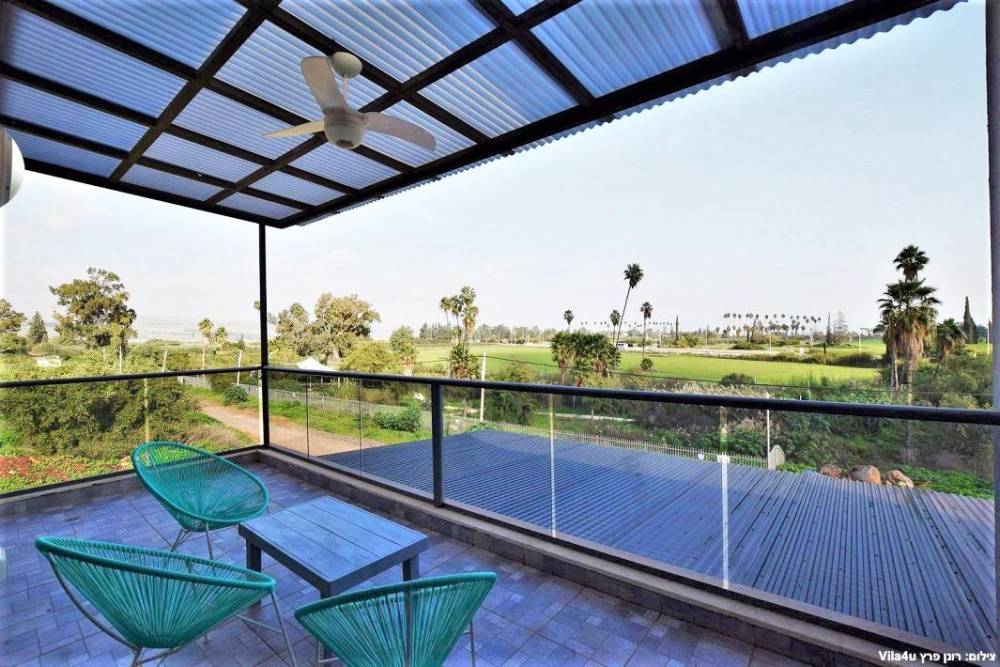 100446 חצר הוילה, אחוזת אגם כנרת, וילה  במגדל וילות - Vila 4 U