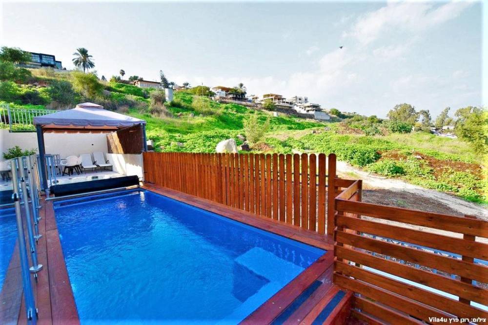 100447 חצר הוילה, אחוזת אגם כנרת, וילה  במגדל וילות - Vila 4 U
