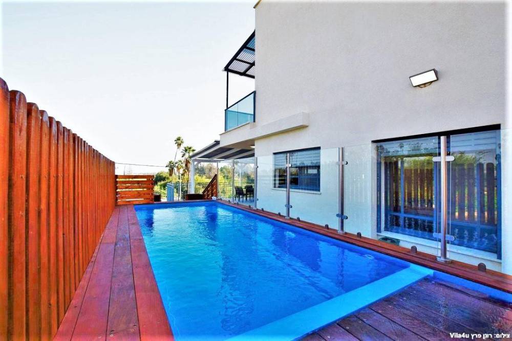 100449 חצר הוילה, אחוזת אגם כנרת, וילה  במגדל וילות - Vila 4 U