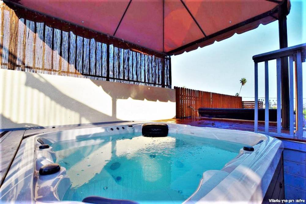 100452 חצר הוילה, אחוזת אגם כנרת, וילה  במגדל וילות - Vila 4 U