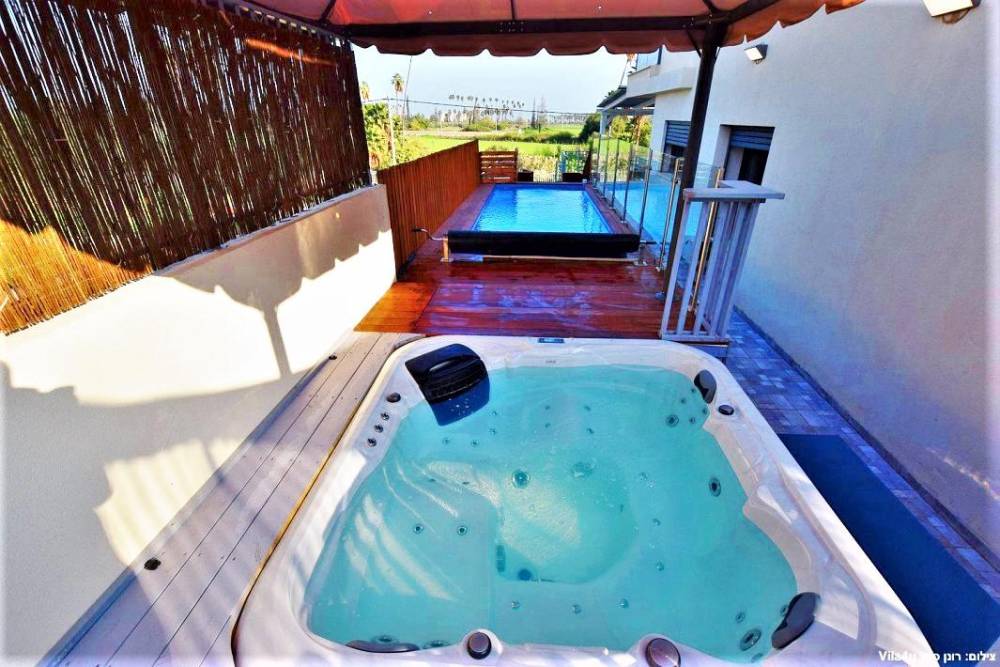 100454 חצר הוילה, אחוזת אגם כנרת, וילה  במגדל וילות - Vila 4 U