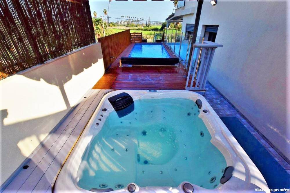 100455 חצר הוילה, אחוזת אגם כנרת, וילה  במגדל וילות - Vila 4 U