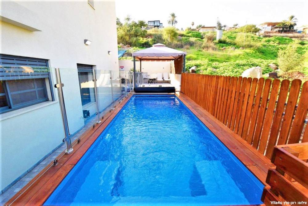 100456 חצר הוילה, אחוזת אגם כנרת, וילה  במגדל וילות - Vila 4 U