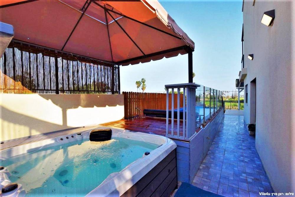 100457 חצר הוילה, אחוזת אגם כנרת, וילה  במגדל וילות - Vila 4 U
